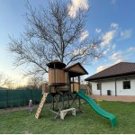 Complex de Joaca Cuibul Vulturilor din lemn de cedru - Centru din lemn cu tobogan si 3 nivele Eagle Nest Elite Backyard Discovery 